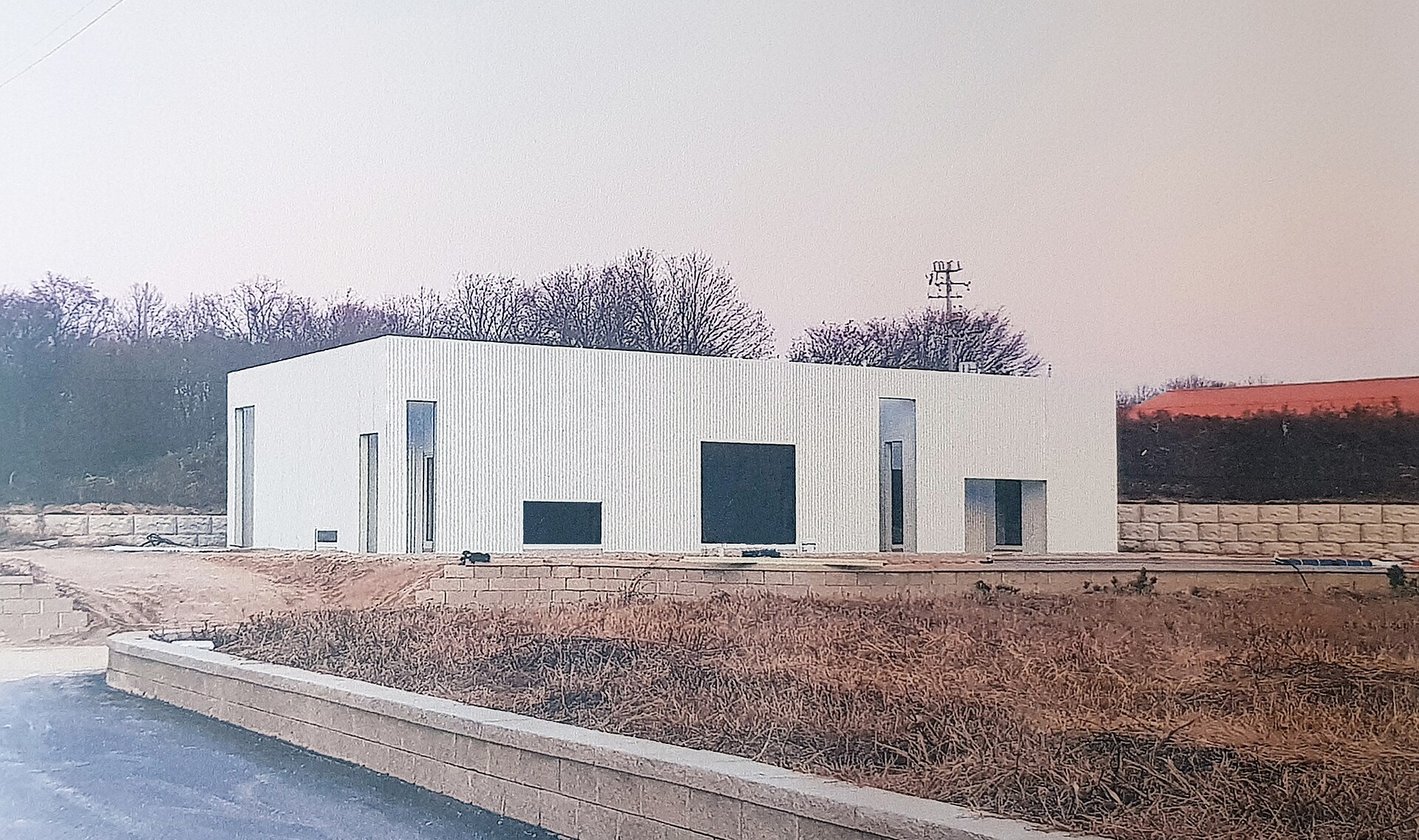 Architektonická štúdia domu rešpektujúca pozemok, rozpočet a život rodiny.